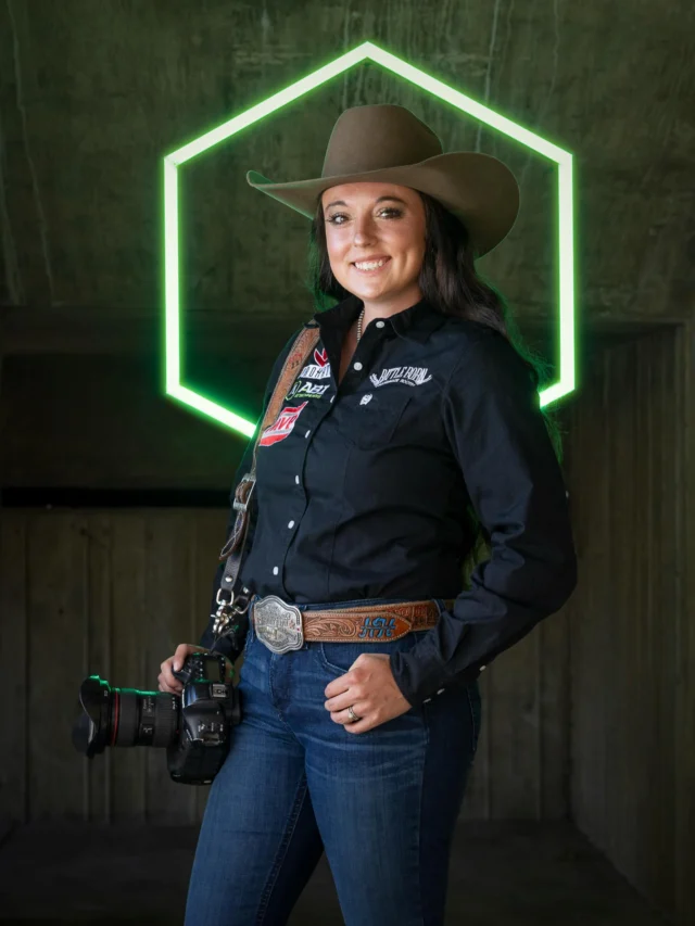 Hailey Rae Photographer is Capturing the Moment. 😤 📷

She puts in the miles each rodeo season.
She hones her craft.
She finds the right angles & gets the perfect shot.

She is a 𝙏𝙧𝙖𝙞𝙡𝙗𝙡𝙖𝙯𝙚𝙧.🟢🧭⬆️