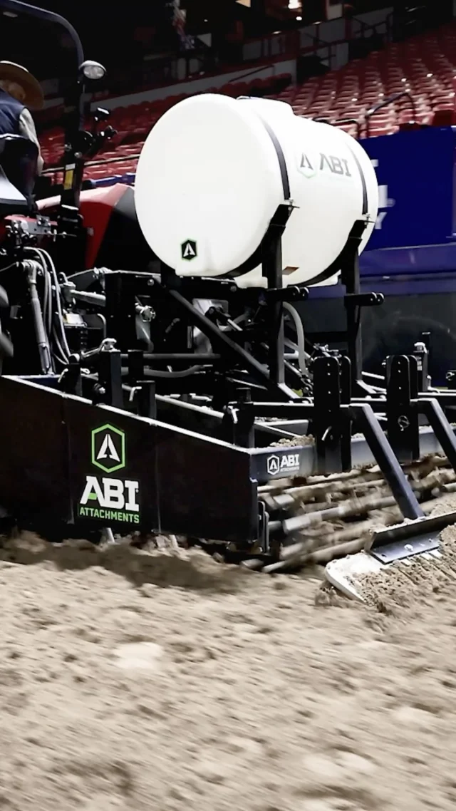 You want the arenas to be faster? Better make sure they have a 𝙎𝙋𝙀𝙀𝘿𝙈𝘼𝙎𝙏𝙀𝙍!🐴💨🎤

#ABetterWay #OfficialArenaDragofWPRA #ProofisintheFooting #BarrelRacing #BreakawayRoping
