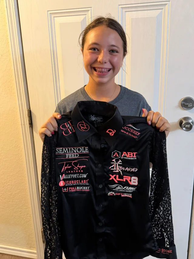 𝑨𝒍𝒍 𝑺𝒎𝒊𝒍𝒆𝒔 when you have ABI ATTACHMENTS on your shirt🤠

Let's go, @duskylynnhall ! 🐴🎟️✨

#TeamDuskyLynn #ABIcrew #BarrelRacer #YouthChamp
