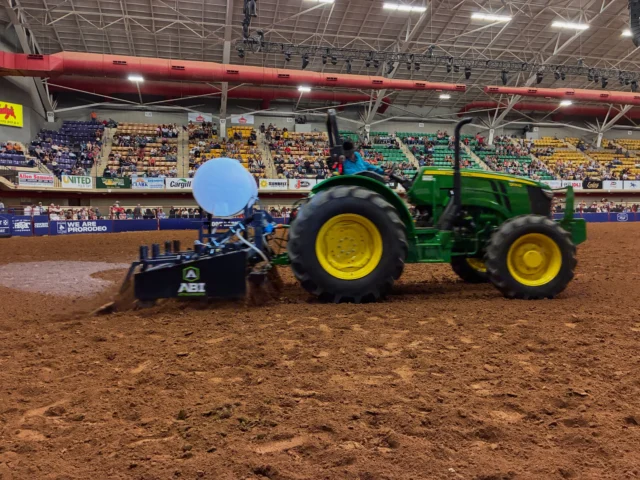 Rodeo Ride 2026 takes us 𝙙𝙚𝙚𝙥 𝙞𝙣 𝙩𝙝𝙚 𝙝𝙚𝙖𝙧𝙩 𝙤𝙛 𝙏𝙚𝙭𝙖𝙨 with a drag so focused on speed, it's hard to get a picture of it.😅

Come see the fastest drag in Texas this week in Waco with @texasprorodeocircuit 🟢🏴💨

#ABetterWay #Speedmaster #ArenaDrag #ProofisintheFooting #CircuitFinals